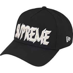 SUPREME x NEW ERA - Boné Sharp Spellout Adjustable "Preto" -NOVO-