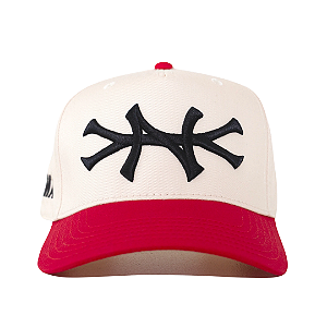 OMA DESIGN STUDIOS - Boné NY Side Curved Brim "Creme/Vermelho" -NOVO-