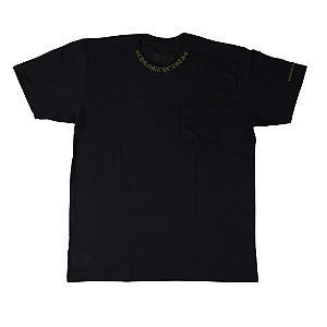 CHROME HEARTS - Camiseta Neck Logo Pocket "Preto/Amarelo" -NOVO-