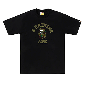 BAPE - Camiseta 1st Camo College "Preto/Verde" -NOVO-