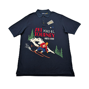 POLO RALPH LAUREN - Camisa Polo Ski Tourney Winter Event Graphic "Azul Marinho" -NOVO-