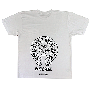 CHROME HEARTS - Camiseta Pocket Horshoe Seoul Exclusive "Branco" -NOVO-