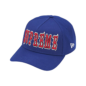 SUPREME X NEW ERA - Boné Gothic Outline Adjustable SS26 "Azul Escuro" -NOVO-