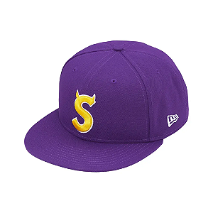 SUPREME X NEW ERA - Boné Devil S Logo 59Fifty "Roxo" -NOVO-