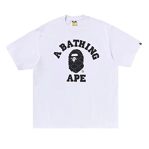 BAPE - Camiseta College Monogram Relaxed Fit "Branco" -NOVO-