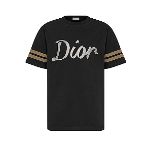 DIOR - Camiseta Relaxed Fit Ribbon Logo "Preto" -NOVO-