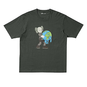 UNIQLO x KAWS - Camiseta Universe Earth UT "Cinza Chumbo" -NOVO-