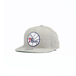 MITCHELL & NESS - Boné NBA Team Snapback 76ERS HWC "Cinza/Verde/Vermelho" -NOVO-