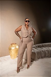 Conjunto Colete com Calça e Cinto Ilhós Bege Quality Moda Plus Size dvs Outono