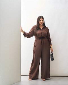 Conjunto Plus Size Camisa Detalhe e Calça Reta Marrom Quality Moda Plus Size Brit Preview qbl