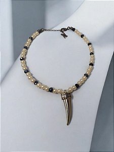 Colar Esferas Peroladas e Pingente Dente Prateado