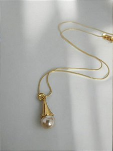Colar Longo Dourado com Detalhe Pérola