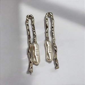 Brinco Alongado Martelado com Pedra Barroca