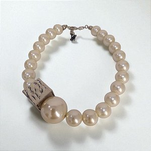 Colar de Pérolas com Quadrado Martelado