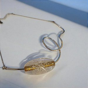 Colar Choker Fluido com Pingente Translucido