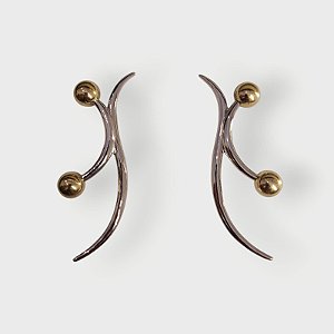 Brinco Fluido com Esfera Dourada