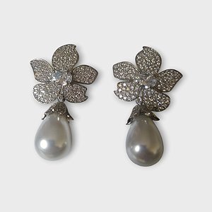 Brinco Flor Cravejada com Pérola