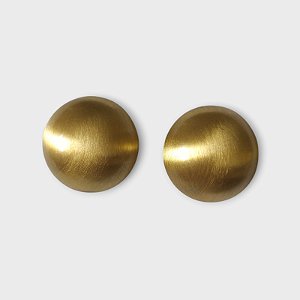 Brinco Meia Esfera Dourada Escovada