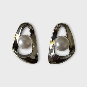 Brinco Fluido Vazado com Pérola Central