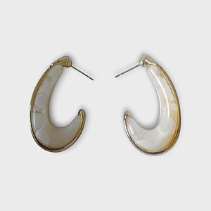 Brinco Dourado Curvado com Resina