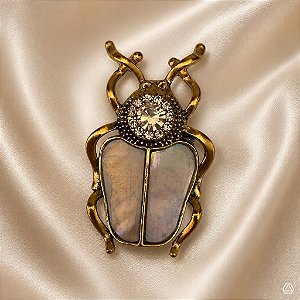 Broche Besouro Asa Holografica