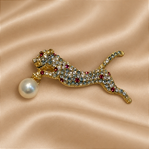 Broche Onça Cravejada com Detalhes Rosa