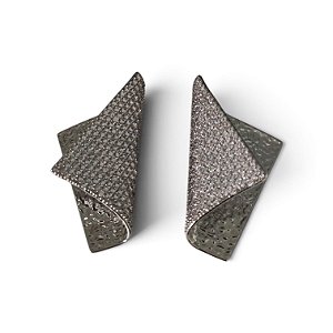 Brinco Curvado Martelado e Cravejado