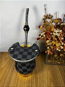 Kit Chimarrão Elegante: Cuia Xadrez + Bomba Preta