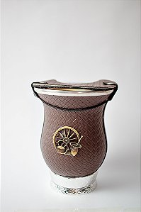 Cuia Porongo de Chimarrão - Revestida Marrom trançada c/ Aplique de Roda de Carroça