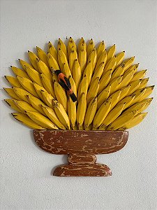 Vaso de bananas em madeira