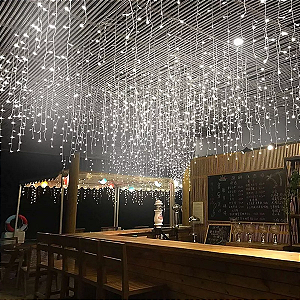 Cascata com 150 LEDs Branco frio 8 funções 3 metros 220V.