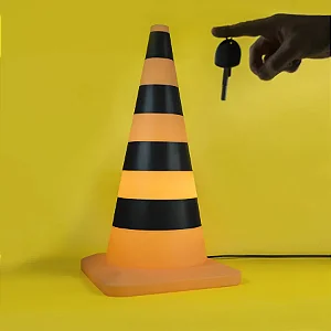 Luminária Cone De Trânsito 65x32x32cm Polietileno Amarelo e Preto.