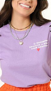 T-SHIRT O UNIVERSO DEVOLVE O QUE VOCE OFERECE ALTO RELEVO - LILAS