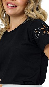 T-SHIRT FLOR STRAS VAZADA NA MANGA - PRETO