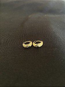 ARGOLA REDONDA TRABALHADA BANHADA A OURO 18K