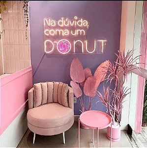 Letreiro Luminoso Painel Neon Na duvida coma um Dunut 52x90