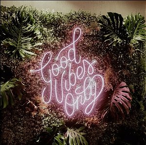 Letreiro Luminoso Painel Neon Good Vibes Only Trabalhado 100x100 Rei do neon