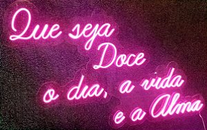 Letreiro Luminoso Painel Neon Que seja doce o dia a vida e a alma 60x100 - Rei do Neon