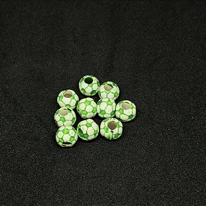 Miçanga bolinha de fut branca com gomo verde da Kalangos