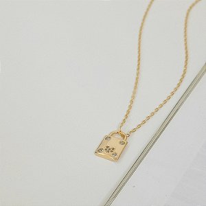 CORRENTE COM PINGENTE DE CADEADO BRANCO BANHADO A OURO