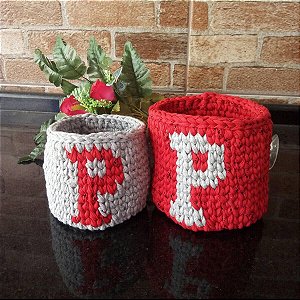 cesto em crochê em fio de malha personalizado com letra