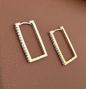 BRINCO ARGOLA GRANDE RETANGULAR COM ZIRCÔNIAS