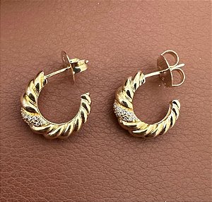 BRINCO ARGOLA TRANÇADA COM FILEIRA DE ZIRCÔNIA