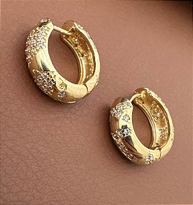 BRINCO ARGOLA CLICK CRAVEJADO CRISTAL