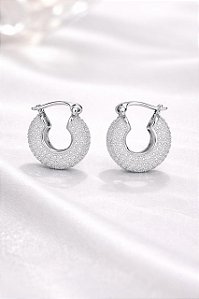 BRINCO ARGOLA FORMATO U COM ZIRCÔNIAS