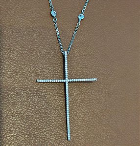 COLAR LONGO CRUCIFIXO CRAVEJADO ZIRCÔNIAS