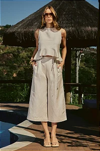 CONJ.100% LINHO BLUSA C/ BABADO CALÇA PANTACURT C/ CINTO