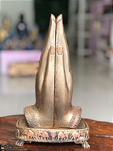 Mãos em prece (dourado envelhecido)