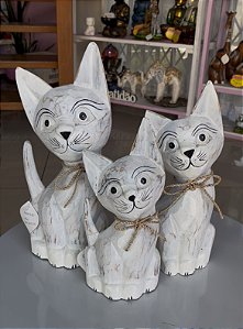 Trio de gatos em madeira