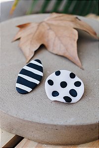 Brinco Assimétrico Poá e Listras Preto e Branco